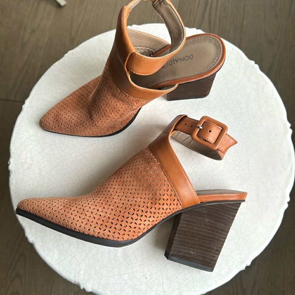 Donald J Pliner Varen Women’s 6M Leather Perforated Slingback Pointed Toe Bootie - Picture 1 of 12